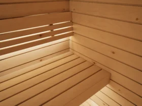 Saunaliege mit Rückenlehne in der Sauna Amara Profilholz Zirbe
