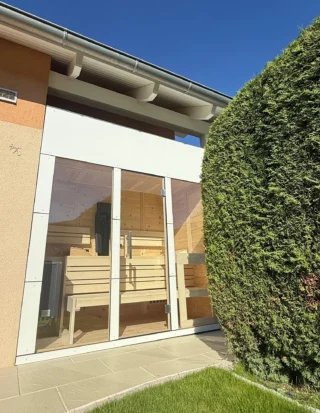 Außensauna am Haus mit weißer HPL-Fassade