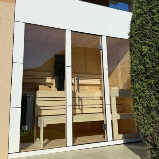Außensauna am Haus mit weißer HPL-Fassade