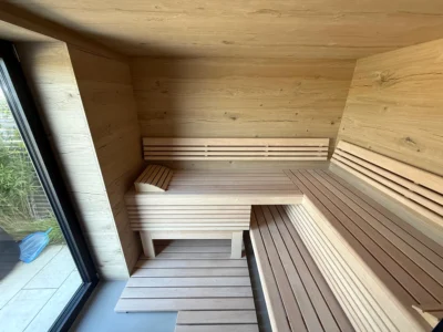 Sauna in Eiche rissig mit getöntem Glas