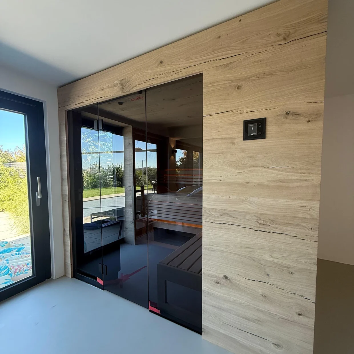 Sauna in Eiche rissig mit getöntem Glas