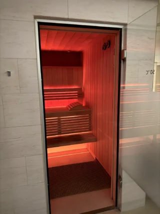 Hotelsauna mit geschwungener Wand