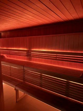 Hotelsauna mit geschwungener Wand