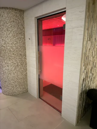 Hotelsauna mit geschwungener Wand