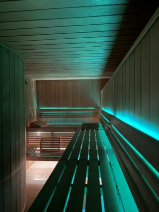 Hotelsauna mit geschwungener Wand