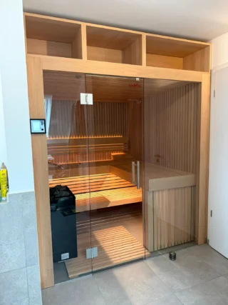 Kristall in Stäbchenoptik mit Regalfächern