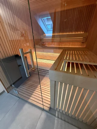 Kristall in Stäbchenoptik mit Regalfächern